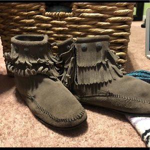 MINNETONKA FRINGE BOOTS